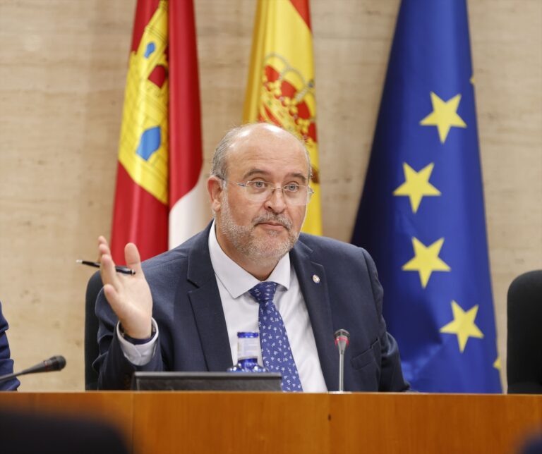 La mano derecha de Page le ensalza como «vela encendida» del PSOE ante la «oscuridad»: «Mantiene la llama del partido»
