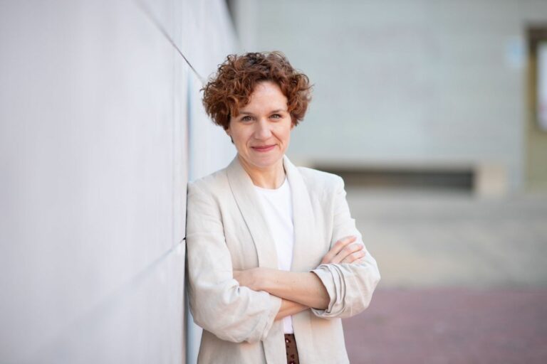 Decana Facultad de Comunicación UCLM pide a los medios discutir a ‘influencers’ el monopolio de la comunicación en redes