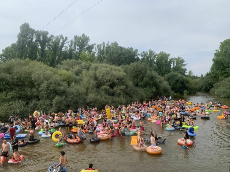 Centenares de personas se congregan en Escalona para surcar las aguas del río Alberche en un nuevo descenso en flotador