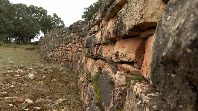 Senderismo y cicloturismo se dan la mano en el castro celtíbero de Castilviejo, una fortaleza recuperada y visitable