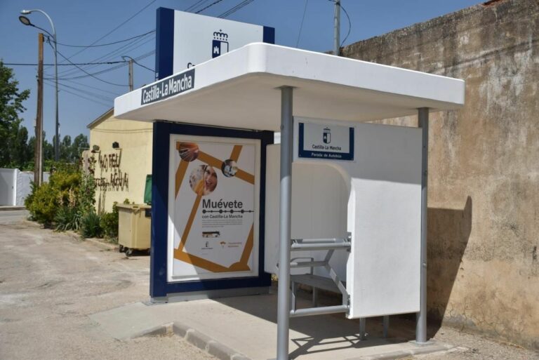 C-LM firma el nuevo contrato de mantenimiento de hitos y marquesinas con una inversión cercana a los 750.000 euros