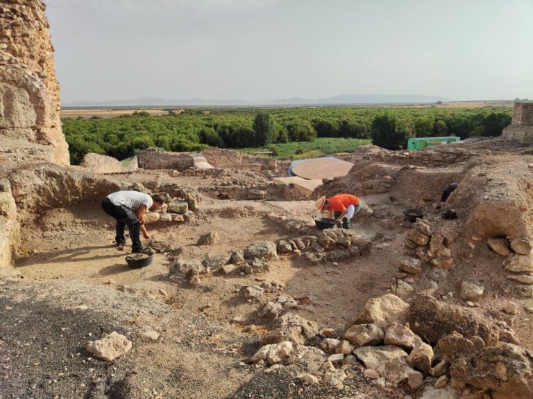 Las excavaciones en Calatrava la Vieja se centran en el estudio de estructuras emirales y cerámicas vidriadas