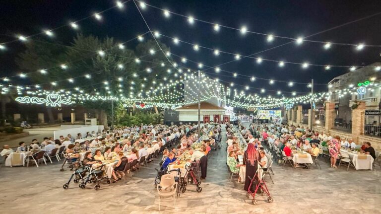 Pozuelo de Calatrava rinde homenaje a sus mayores con una multitudinaria cena en el Auditorio Municipal