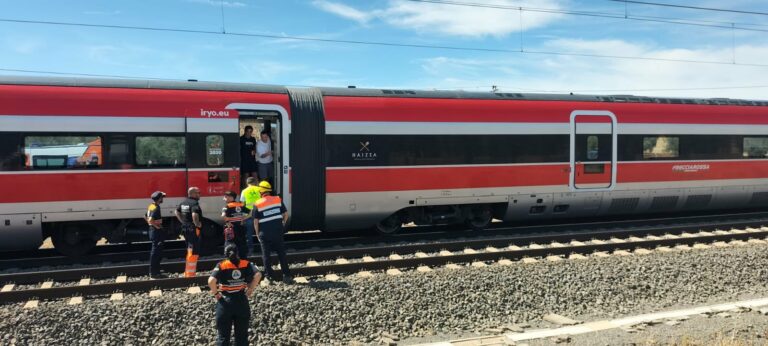 Uno de los afectados en el incendio del tren de alta velocidad es trasladado al hospital de Puertollano