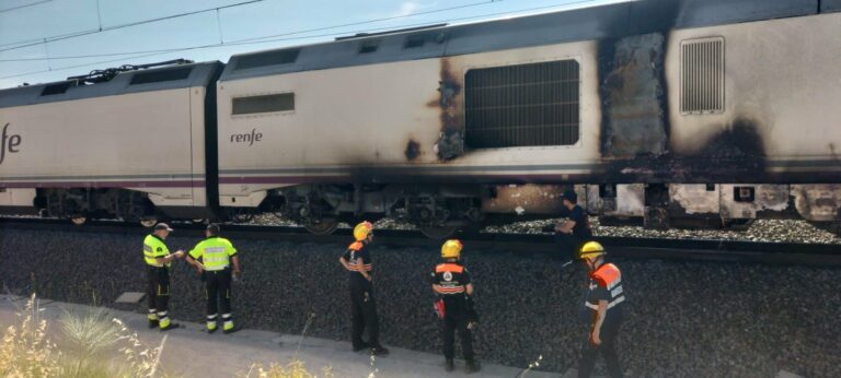 Apagan el incendio en el tren de Puertollano y mandan una UVI a otro con personas mareadas