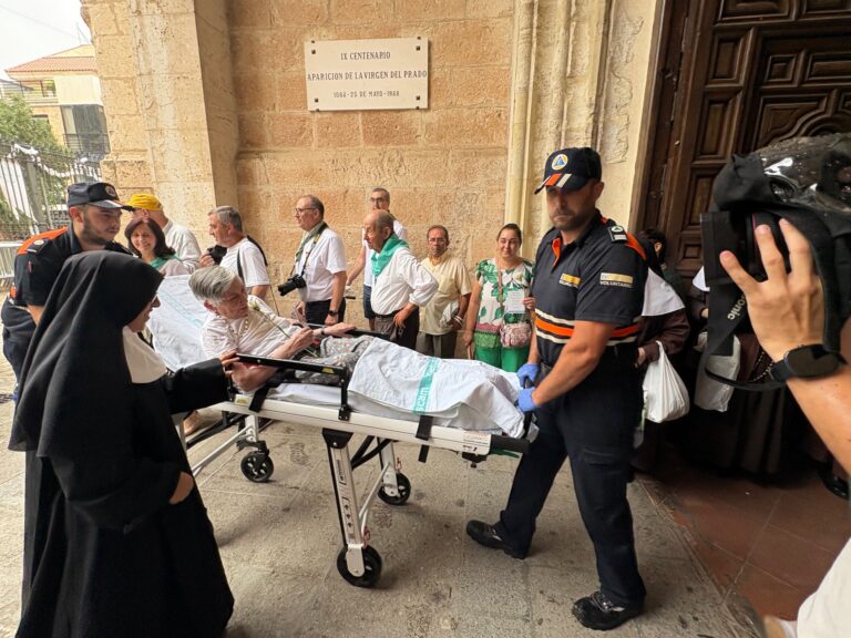 Enfermos y ancianos elevan sus plegarias en la Caravana Blanca