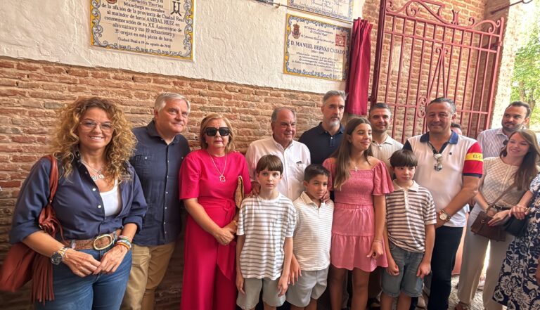 Ciudad Real rinde homenaje a Manuel Hervás con un azulejo en la puerta grande de la plaza de toros