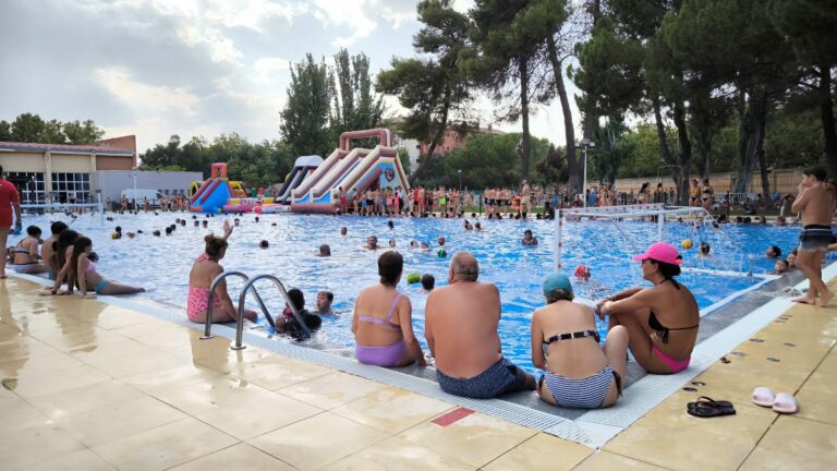 La Fiesta del Agua y la Juventud llena la piscina del Polideportivo Rey Juan Carlos