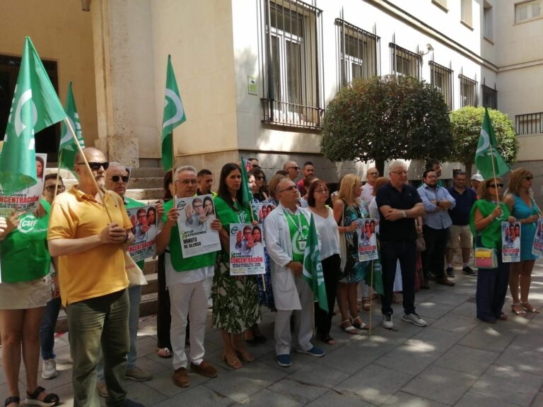 Representantes de CSIF guardan un minuto de silencio en señal de repulsa contra el aumento de las agresiones al personal de ámbito sanitario