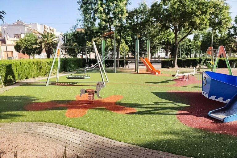 El Parque ‘Huerta Asaura’ reestrena su zona de juegos infantiles con un nuevo suelo continuo de caucho
