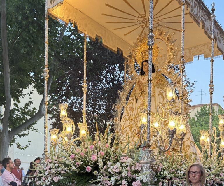 La imagen de Nuestra Señora de los Ángeles procesiona por las calles de su barrio