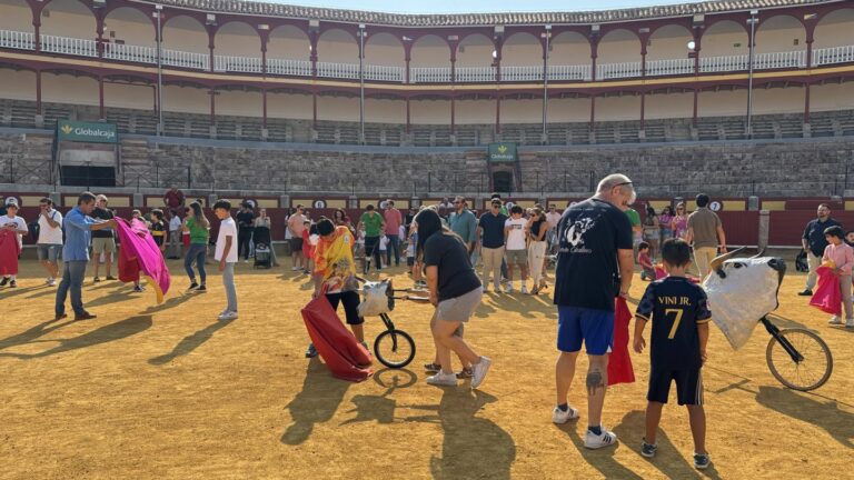 Alrededor de un centenar de niños y niñas participan en un Taller de Tauromaquia