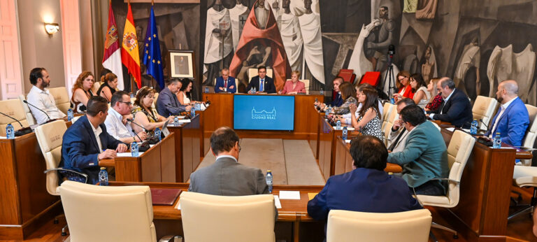 Valverde destaca en el Pleno de la Diputación que seguirá trabajando por mejorar la provincia y ejecutando el presupuesto