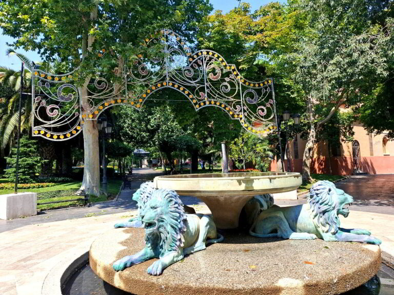 Puertollano ya huele a fiestas con la instalación de alumbrado en el Paseo de San Gregorio y Recinto Ferial