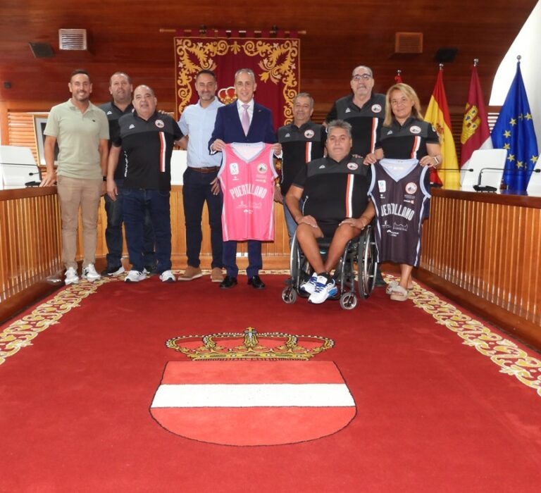 El alcalde de Puertollano recibe a la directiva del Club Deportivo de Baloncesto en Silla de Ruedas