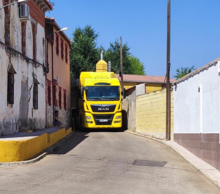 Vecinos de Veredas denuncian destrozos en vía y fachadas provocados por el tránsito de camiones