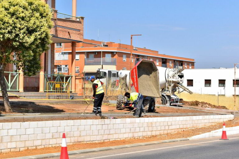 El tramo final de la Rincona mejora en accesibilidad con la urbanización de la carretera de Almodóvar