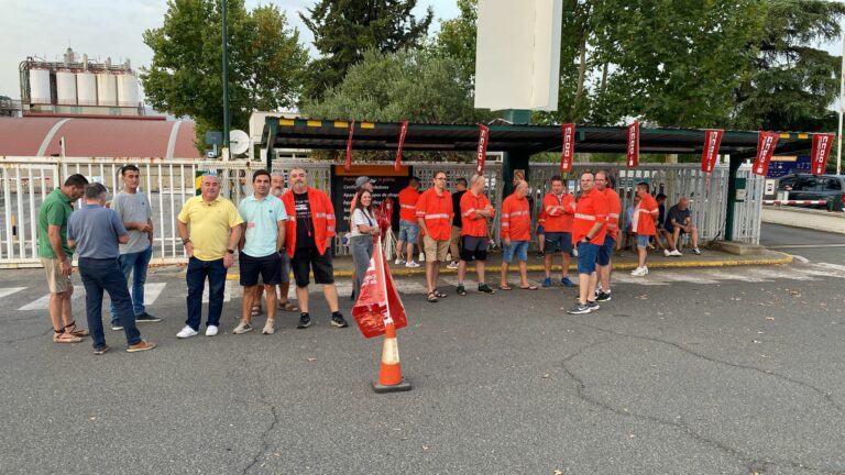 Puertollano: La plantilla de Eserman protesta frente a Repsol Química ante el inicio del plazo de desalojo de la contrata