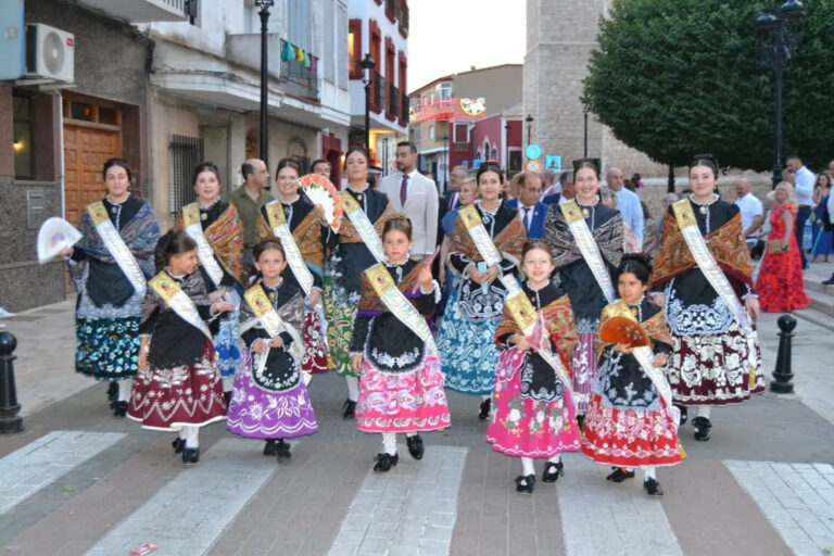 La vicepresidenta Sonia González acompaña a los vecinos y vecinas de Pedro Muñoz en la inauguración de sus fiestas