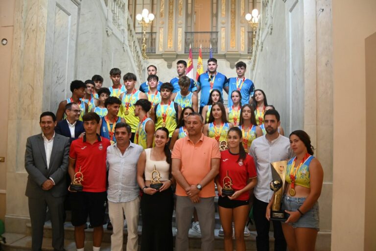 Luis Alberto Marín (VOX) preside la recepción a los campeones de balonmano playa