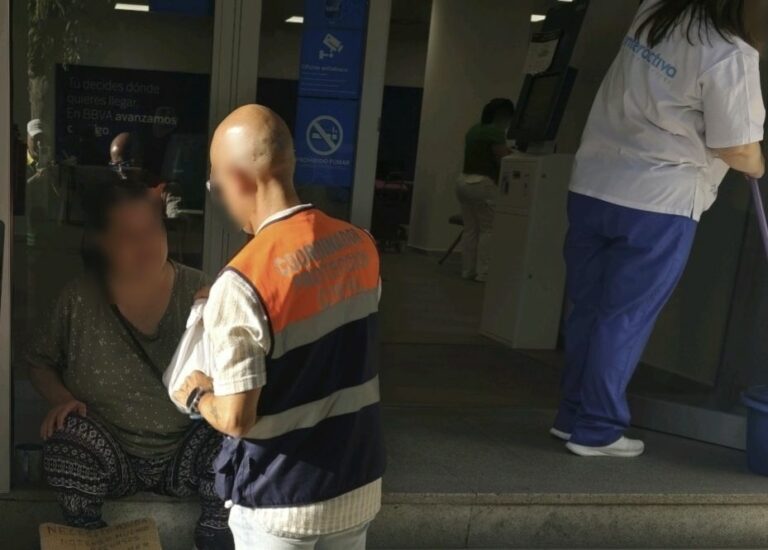 Protección Civil atiende a diario con comida y bebida a una decena de transeúntes durante la ola de calor