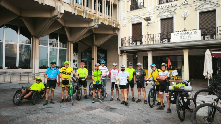Una docena de ciclistas acompaña a Carmen Lozano en la primera etapa de su ruta solidaria