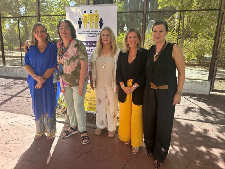 El Gobierno regional destaca su apoyo a los enfermos de alzheimer que se traduce en una inversión de más de tres millones de euros anuales