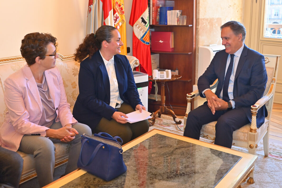 Carmen Escudero con el alcalde de Salamanca, Carlos García Carbayo.