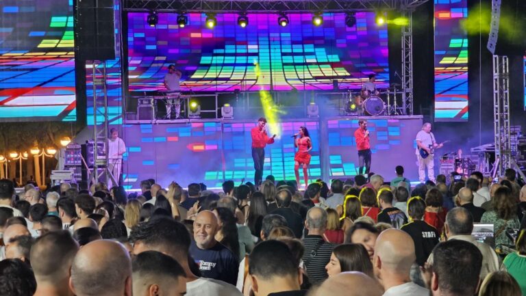 Muy buen ambiente en las actuaciones musicales y en la comida popular de las fiestas patronales