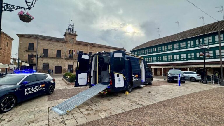 La Policía Nacional acerca la expedición de DNI y pasaportes a todos los municipios de Ciudad Real con un nuevo vehículo VIDOC