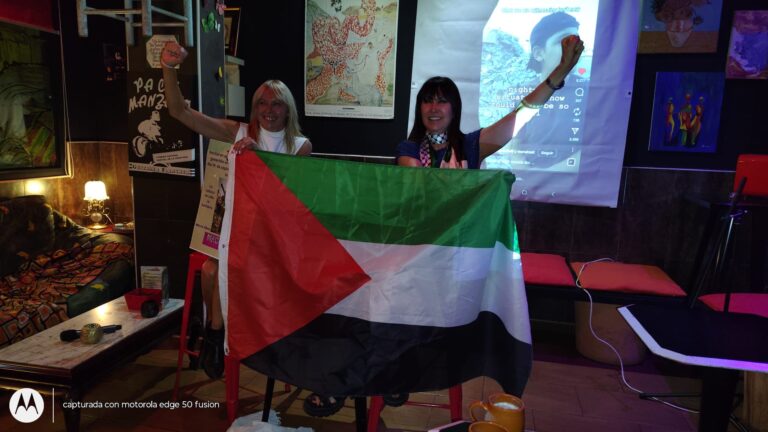 Puertollano: Alianza Litterae y Macondo Café se unen por Gaza y por la justicia en un recinto abarrotado de público