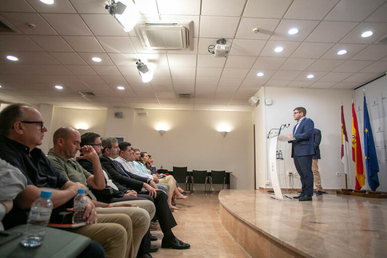 El Gobierno regional abordará un nuevo reglamento del taxi y regulará las VTC