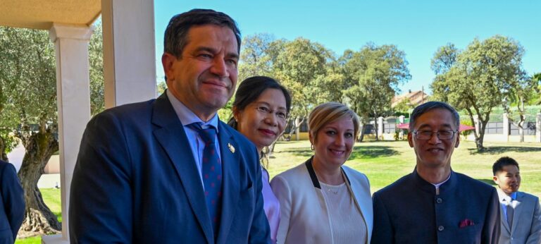 El embajador de China en España recibe a Valverde en su residencia con motivo del 76 aniversario de la República Popular China