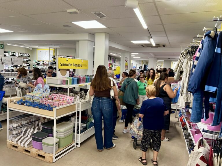 Expectación en la jornada de apertura de la tienda de Zeeman en Puertollano
