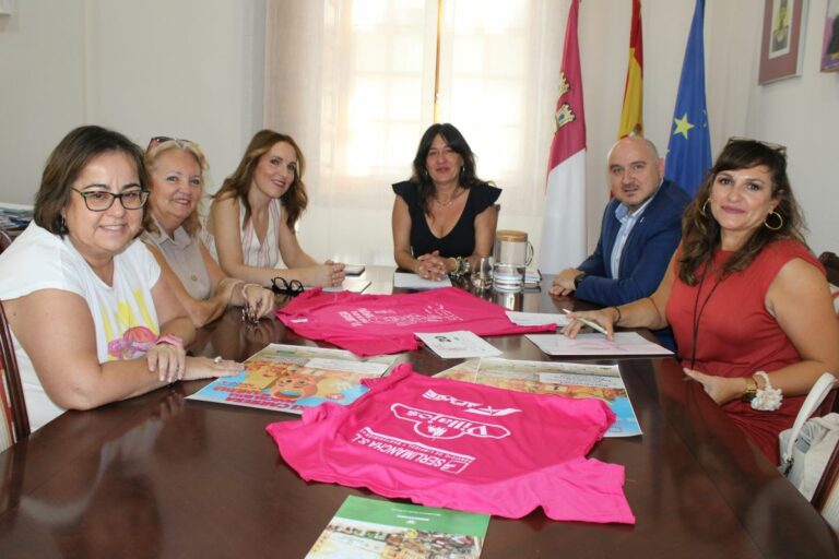 El Gobierno de Castilla-La Mancha renueva su apoyo a la XI ‘Marcha Rosa’ de AMUMA y resalta la “impagable” labor sociosanitaria que realiza