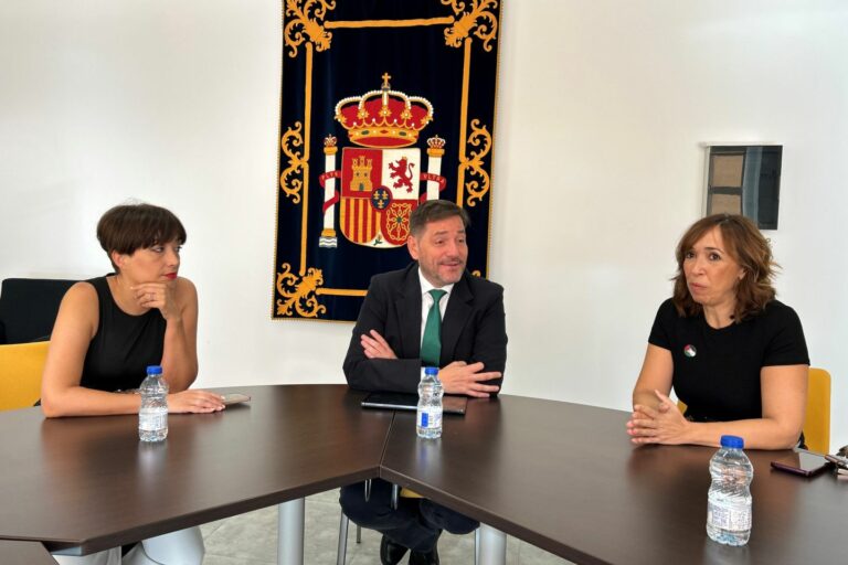 El subdelegado del Gobierno se reúne con UGT y CCOO en Ciudad Real para respaldar la reducción de la jornada laboral