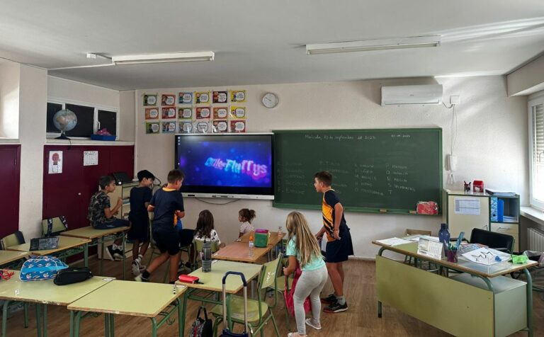 Los 9 niños y niñas de Cabezarados han regresado a un colegio recién acondicionado para afrontar mejor el frio y el calor