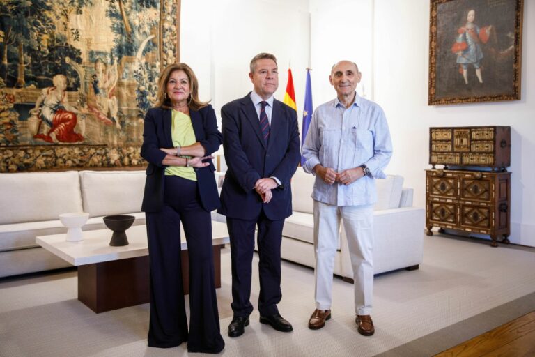 El presidente García-Page quiere fomentar la riqueza cultural de la Semana Santa de Castilla-La Mancha con espectáculos de marchas procesionales