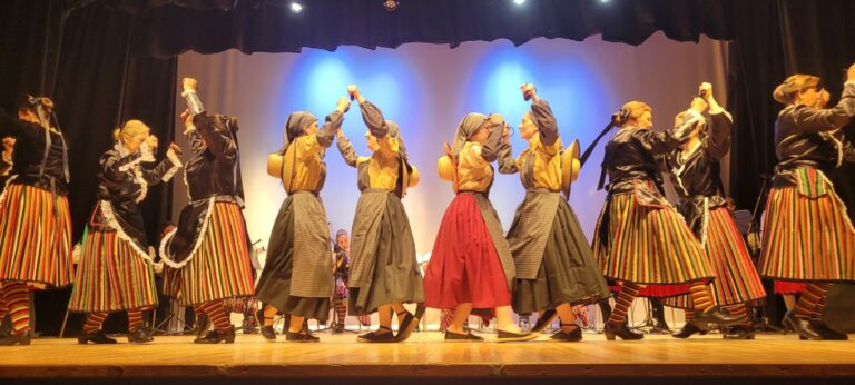 Costura se incorpora a la oferta de la Escuela local de Folklore
