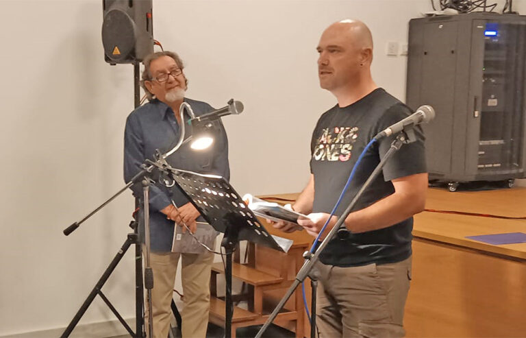 Jon Zelaia, el rapsoda vasco que recita en euskera a poetas manchegos en el II Hermanamiento Oretania de poetas de Euskadi y La Mancha en Aldea del Rey