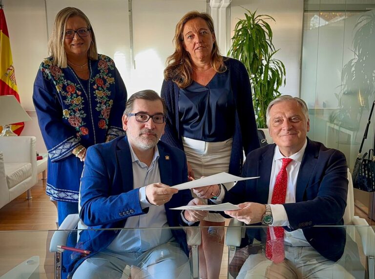 El Ayuntamiento y el Colegio Oficial de Médicos de Ciudad Real firman un convenio de colaboración para la promoción de la salud y el bienestar ciudadano