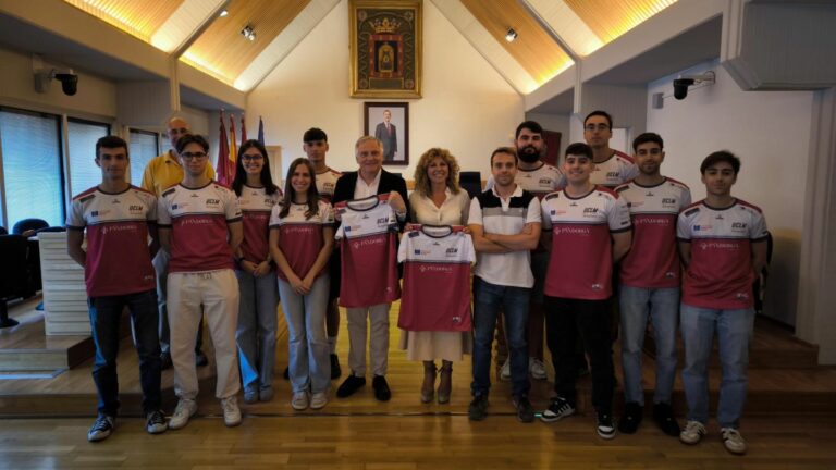 Cañizares se reúne con el equipo UCLM Racing Team tras su regreso a la Formula Student Spain