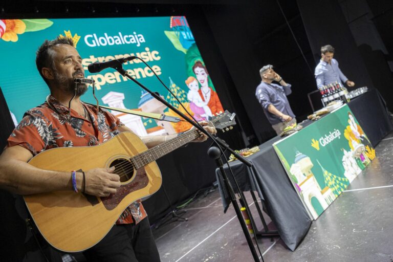 El Stand de Globalcaja promociona los alimentos de la tierra en la Feria de Albacete con el showcooking de Jesús Segura