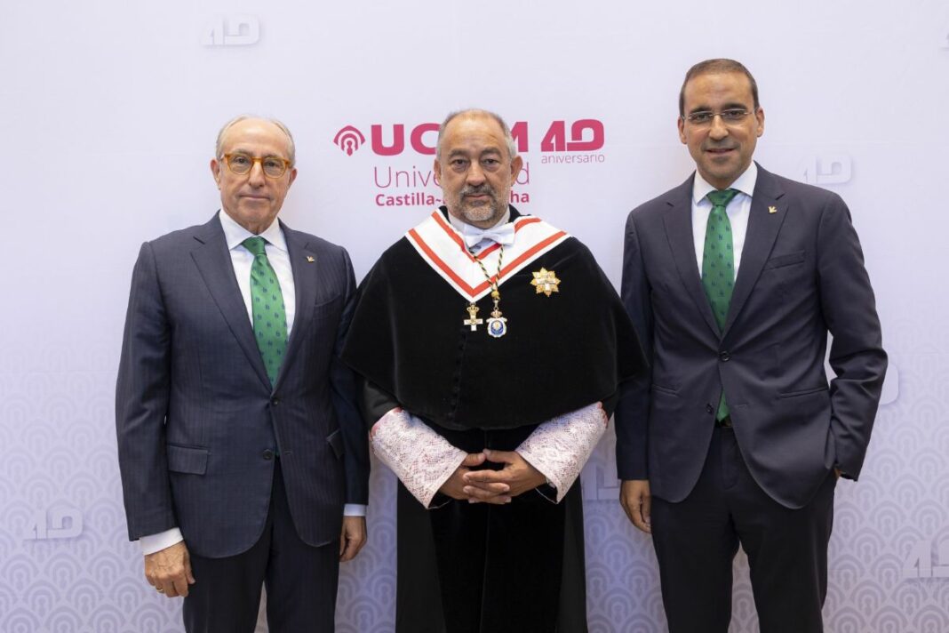 Directivos de Globalcaja con el rector de la UCLM