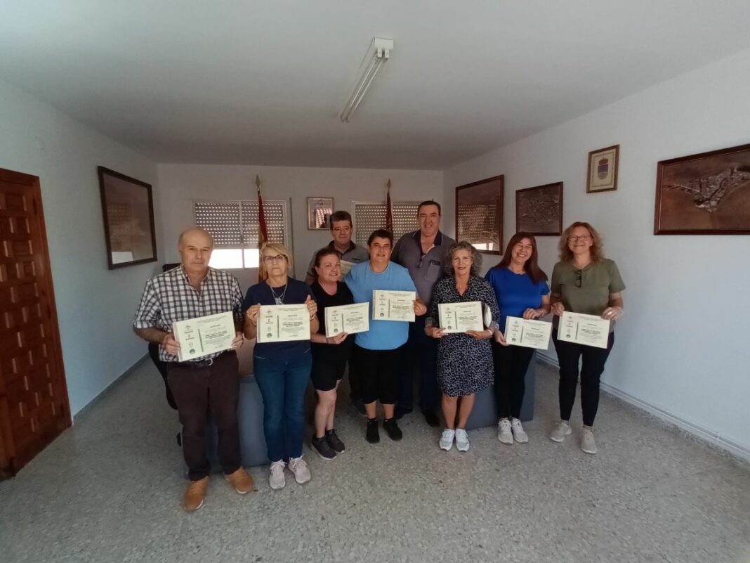 Entrega de diplomas acreditativos del curso de manipulador de productos fitosanitarios, realizado recientemente en Villanueva de San Carlos