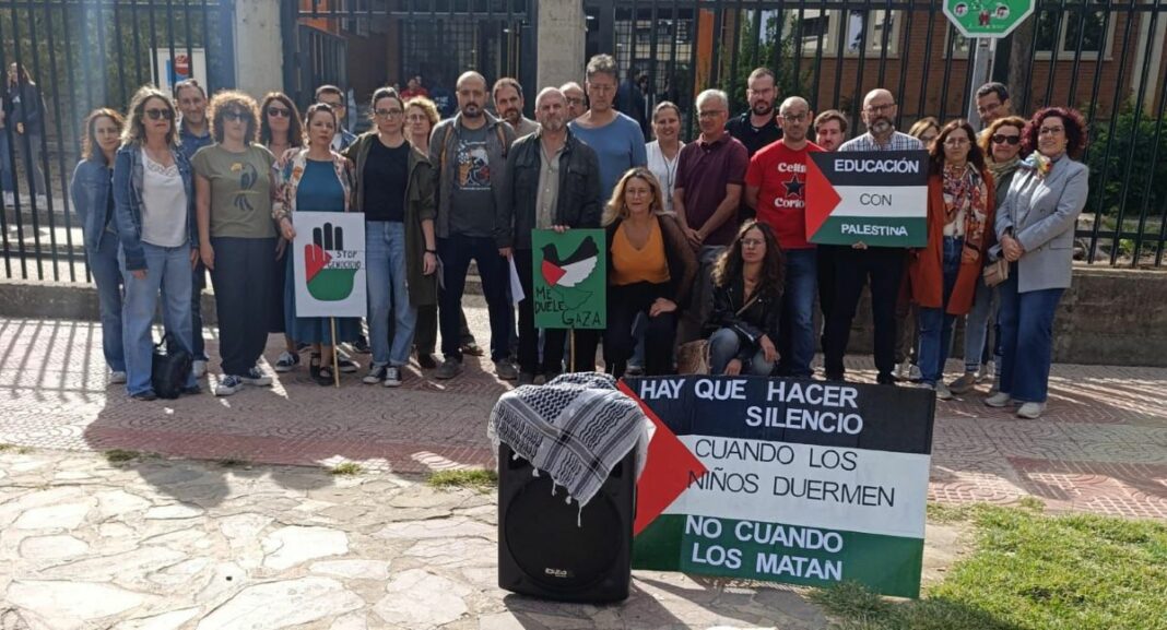 Profesores y profesoras del IES Torreón del Alcázar de Ciudad Real se han concentrado en protesta por el genocidio en Gaza