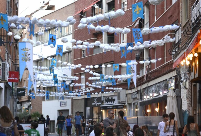 Puertollano: La Cofradía del Niño Jesús decora la calle Calzada para la Virgen de Gracia