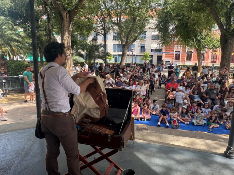 Trucos, risas y aplausos: la magia de David Navares encandila a Ciudad Real