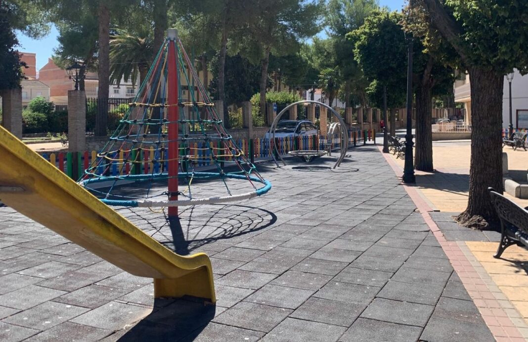 Parque infantil en Pozuelo de Calatrava