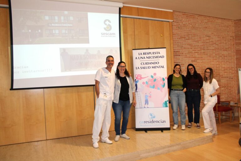 La Gerencia de Alcázar de San Juan acerca la promoción de la salud oral a los usuarios de la Residencia Comunitaria.